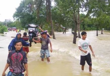 Banjir, Sejumlah Pemuda di Desa Lawoila Raih Penghasilan Jasa Penyeberangan Motor Banjir, Sejumlah Pemuda di Desa Lawoila Raih Penghasilan Jasa Penyeberangan Motor