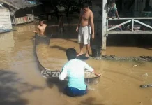 Banjir Mulai Surut, Warga Sibuk Jaring Ikan dan Memompa Air Banjir Mulai Surut, Warga Sibuk Jaring Ikan dan Memompa Air