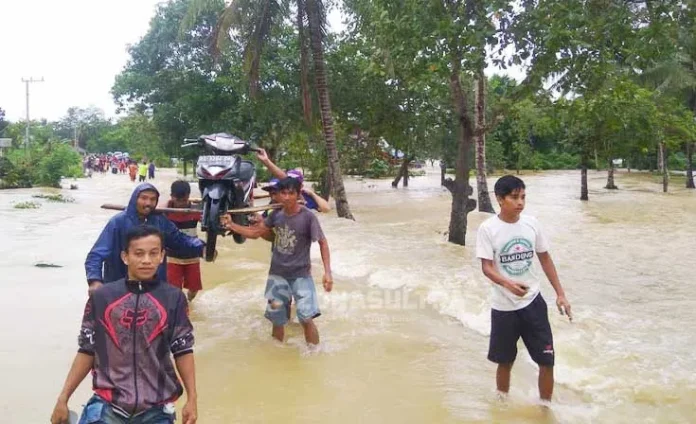 banjir Banjir, Sejumlah Pemuda di Desa Lawoila Raih Penghasilan Jasa Penyeberangan Motor