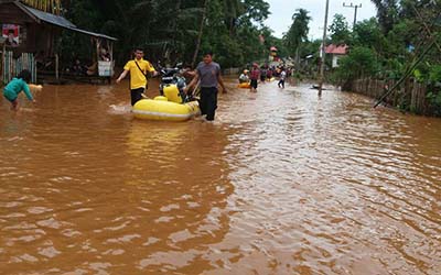 Akses Jalan Putus Akibat Banjir, Polres Muna Turunkan Puluhan Personil Bantu Warga Menyeberang