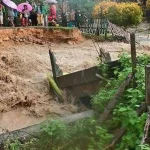 Jembatan Putus dan Tiga Rumah Warga di Muna Hanyut Diterjang Banjir Jembatan Putus dan Tiga Rumah Warga di Muna Hanyut Diterjang Banjir