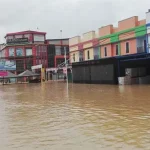 Mahacala UHO Bantu Evakuasi Warga Korban Banjir Rumah Terendam Banjir, Warga Andounohu Minta Wali Kota Bikin Saluran Air Representatif