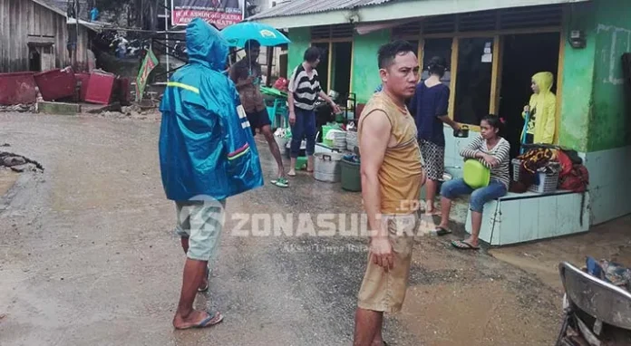 Banjir Surut, Warga Lorong Lasolo Bersihkan Rumah