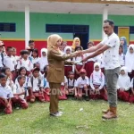 24 Tahun Tak Tersentuh Bantuan, SDN 6 Molawe Akhirnya Nikmati Dana Kesejahteraan dari PT WAI 24 Tahun Tak Tersentuh Bantuan, SDN 6 Molawe Akhirnya Nikmati Dana Kesejahteraan dari PT WAI