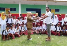 24 Tahun Tak Tersentuh Bantuan, SDN 6 Molawe Akhirnya Nikmati Dana Kesejahteraan dari PT WAI 24 Tahun Tak Tersentuh Bantuan, SDN 6 Molawe Akhirnya Nikmati Dana Kesejahteraan dari PT WAI