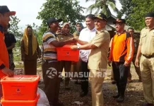 Bupati Konsel Serahkan Langsung Bantuan untuk Korban Banjir Desa Lawoila Bupati Konsel Serahkan Langsung Bantuan untuk Korban Banjir Desa Lawoila