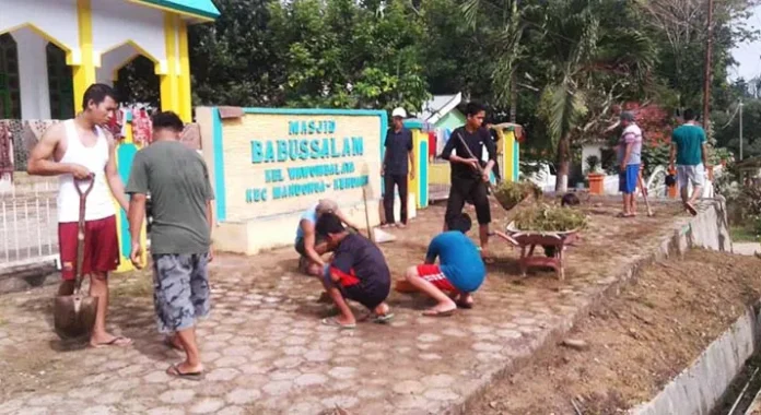 Jelang Ramadhan, Warga Wawombalata Lakukan Bersih-Bersih Mesjid