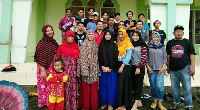 Jelang Ramadhan, Mahasiswa Abuki Bersih-bersih Masjid