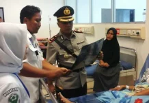 Kapolres Muna Besuk Korban Tertembak Senjata Burung di RS Bahteramas