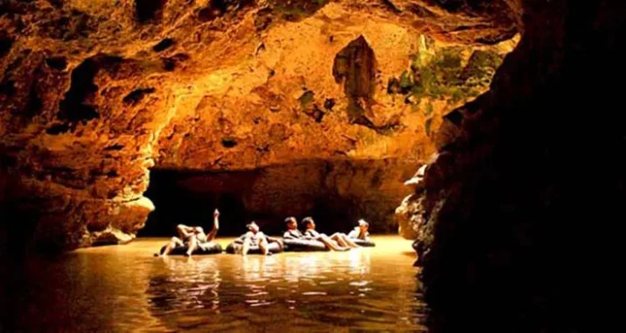 Wisman Malaysia dan Filipina Terpesona Sensasi Cave Tubing Kalisuci