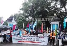 Puluhan Mahasiswa dan Pemuda Demo di DPRD Sultra, Ini Tuntutan Mereka Puluhan Mahasiswa dan Pemuda Demo di DPRD Sultra, Ini Tuntutan Mereka