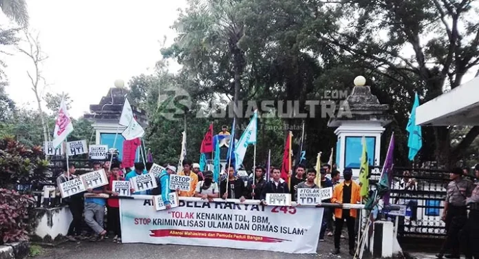 Puluhan Mahasiswa dan Pemuda Demo di DPRD Sultra, Ini Tuntutan Mereka