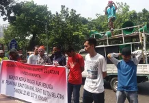 Jelang Pelantikan Bupati Busel, Belasan Orang Demo Kemendagri Jelang Pelantikan Bupati Busel, Belasan Orang Demo Kemendagri