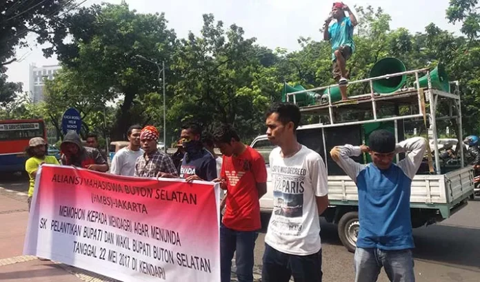 Jelang Pelantikan Bupati Busel, Belasan Orang Demo Kemendagri
