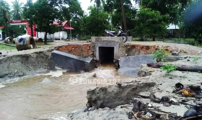 Dihantam Ombak, Satu Deker dan Drainase di Desa Tanjung Laimeo Konut Rusak Parah