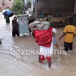 Mahasiswa FISIP UHO Berikan Bantuan Korban Banjir Kali Wanggu Antisipasi Air Makin Tinggi, Warga di Sekitar Kali Wanggu Mulai Evakuasi Barangnya