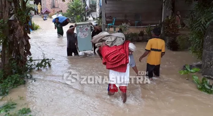 Antisipasi Air Makin Tinggi, Warga di Sekitar Kali Wanggu Mulai Evakuasi Barangnya