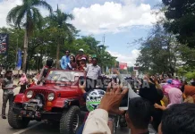 Puluhan Ibu-ibu Histeris Saat Melihat Fildan Melintas di Eks MTQ Puluhan Ibu-ibu Histeris Saat Melihat Fildan Melintas di Eks MTQ