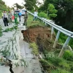 Pemerintah Timbun Jalan Poros Kendari-Bombana Nyaris Putus Pemerintah Timbun Jalan Poros Kendari-Bombana Nyaris Putus