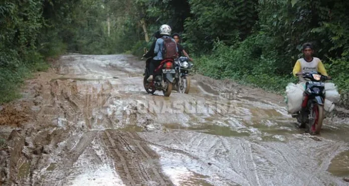 Warga 4 Kecamatan di Konawe Tuntut Perbaikan Jalan Rusak
