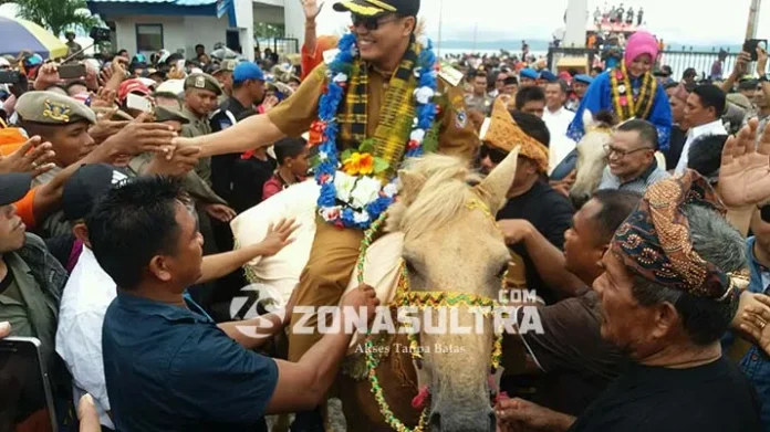 Jemput Bupati Rajiun, Ribuan Warga Mubar Penuhi Pelabuhan Nusantara Raha