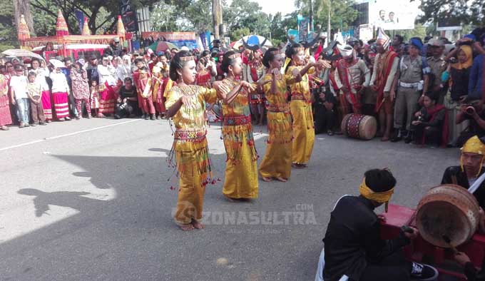 Ribuan Warga Meriahkan Pawai Budaya HUT Kota Kendari