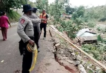 Satu Rumah Warga Sampara Tertimbun Longsor Satu Rumah Warga Sampara Tertimbun Longsor