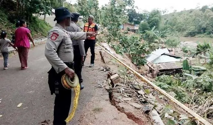 longsor Satu Rumah Warga Sampara Tertimbun Longsor