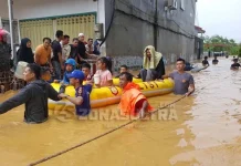 Ketinggian Air Naik Hingga Dada Orang Dewasa, Warga Jalan Segar Dievakuasi Ketinggian Air Naik Hingga Dada Orang Dewasa, Warga Jalan Segar Dievakuasi