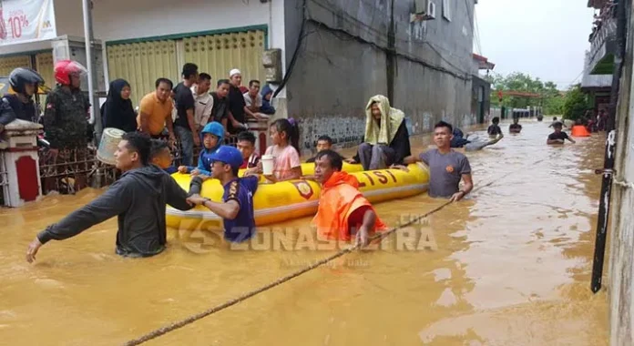 Ketinggian Air Naik Hingga Dada Orang Dewasa, Warga Jalan Segar Dievakuasi