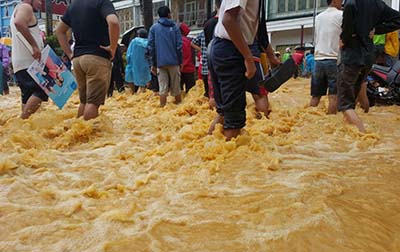 Ketinggian Air Naik Hingga Dada Orang Dewasa, Warga Jalan Segar Dievakuasi