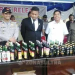 Polres Buton Musnakan Ribuan Botol Miras Disaksikan Dua Bupati Polres Buton Musnakan Ribuan Botol Miras Disaksikan Dua Bupati