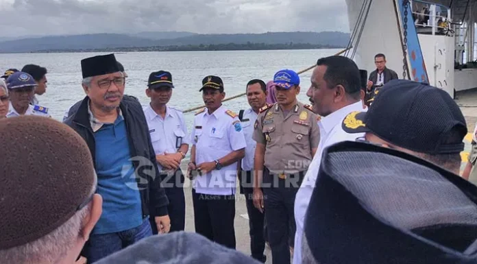 Cuaca Buruk, Pesawat yang Ditumpangi Nur Alam Batal Terbang ke Kendari