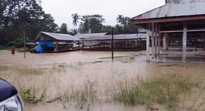 pasar_leambo Digenangi Air Setinggi Lutut, Aktifitas Jual Beli di Pasar Lembo Konut Lumpuh