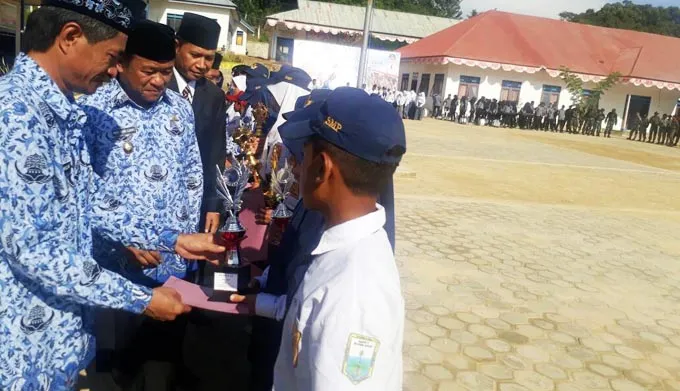 penghargaan Sejumlah Guru dan Siswa di Konkep Terima Penghargaan