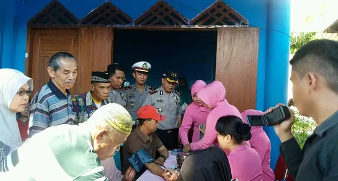 Polres Muna Gelar Pengobatan Gratis di Dua Lorong yang Sering Terlibat Tawuran