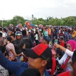 Puluhan Ribu Penonton Fildan Mulai Padati Lokasi Konser Puluhan Ribu Penonton Fildan Mulai Padati Lokasi Konser