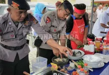 Ketika Anggota Brimob Sultra Turun Tangan Memasak Ikan Sidat Ketika Anggota Brimob Sultra Turun Tangan Memasak Ikan Sidat