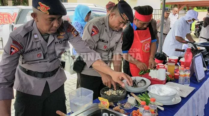 Ketika Anggota Brimob Sultra Turun Tangan Memasak Ikan Sidat