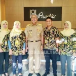 Ini Tips Jaga Kesehatan Ala Gubernur Nur Alam Foto Bersama Gubernur Sultra Nur Alam dengan karyawan dan karyawati Prodia, Senin (15/5/2017)