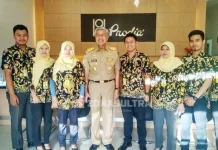 Ini Tips Jaga Kesehatan Ala Gubernur Nur Alam Foto Bersama Gubernur Sultra Nur Alam dengan karyawan dan karyawati Prodia, Senin (15/5/2017)
