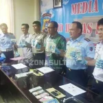 Dua Pria Ditangkap di Bandara Haluoleo Karena Bawa Uang Dolar Palsu Dua Pria Ditangkap di Bandara Haluoleo Karena Bawa Uang Dolar Palsu