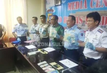 Dua Pria Ditangkap di Bandara Haluoleo Karena Bawa Uang Dolar Palsu Dua Pria Ditangkap di Bandara Haluoleo Karena Bawa Uang Dolar Palsu