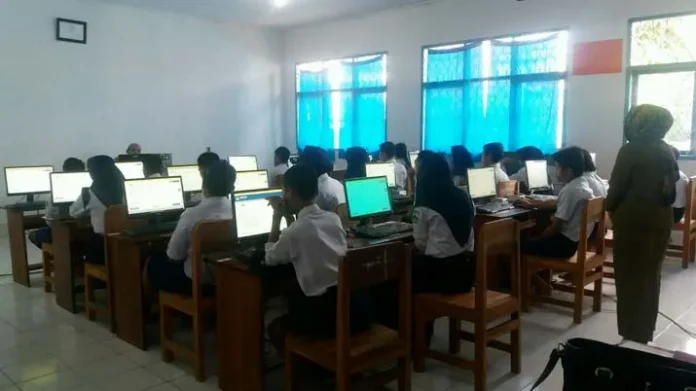 unbk_muna Pelaksanaan UNBK di SMPN 2 Raha Berjalan Lancar