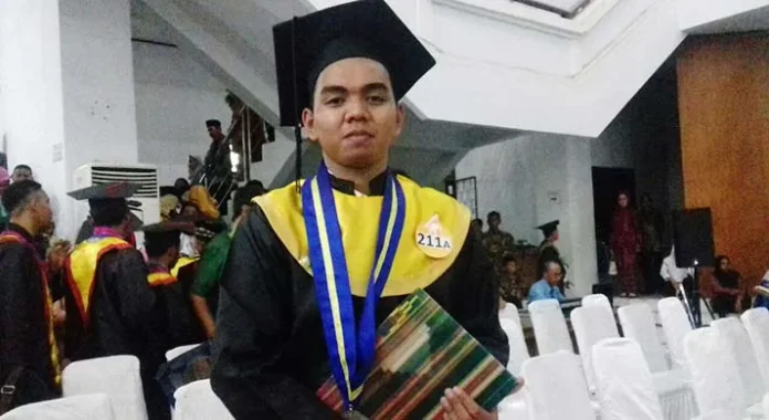 Jadi Wisudawan Terbaik, Anak Petani Ini Sukses Pertahankan IPK 4,0 Hingga Akhir Studi