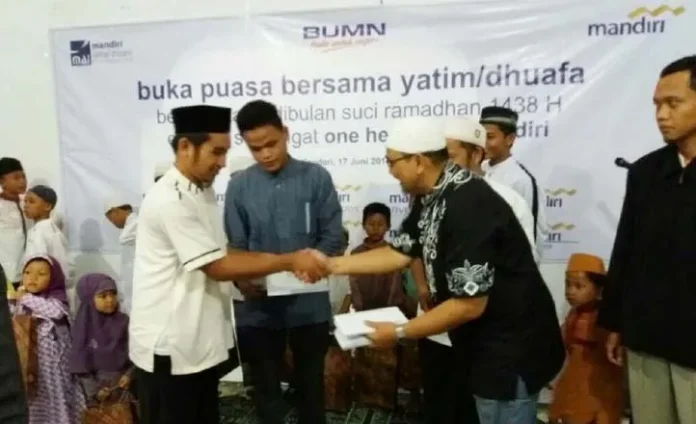 Bank Mandiri Grup dan BMH Sultra Bagi Paket Lebaran ke Santi Hidayatullah Kendari