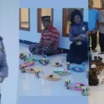 Polwan Non Muslim di Wakatobi Ini Bagi-bagi Takjil pada Jamaah Masjid Polwan Non Muslim di Wakatobi Ini Bagi-bagi Takjil pada Jamaah Masjid