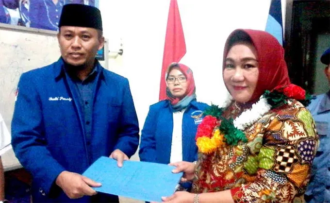 Tina_nur_alam_demokrat Resmi Kembalikan Formulir, Tina Nur Alam Berharap Dukungan Demokrat di Pilgub