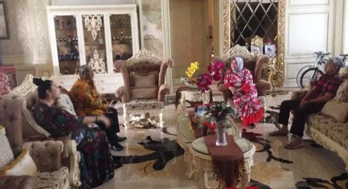 Usai Asrun, Kini Giliran Ali Mazi Kunjungi Nur Alam di Kediamannya