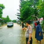 Banjir Menutup Badan Jalan, Kasat Binmas Polres Banti Atur Lalu Lintas Banjir Menutup Badan Jalan, Kasat Binmas Polres Banti Atur Lalu Lintas